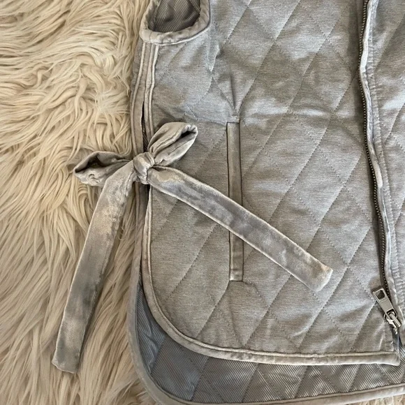 Banana Republic | Quilted Vest | Velvet Bow Detail & Trim - Picture 3 of 14